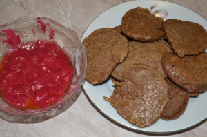 Печеночные оладьи с ягодным соусом 