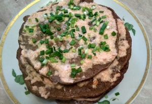 Печеночный торт из куриной печени с морковью, луком и помидором 