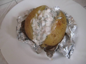 Печеный картофель с селедочным соусом 