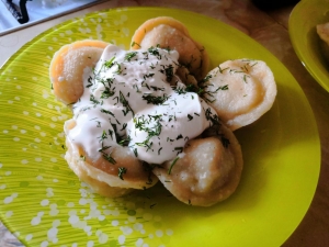 Пельмени из свинины и курицы с зеленью. Тесто на желтках 