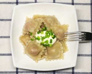 Пельмени со свининой. Тесто на сметане 