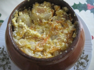 Пельмени в горшочках со сметаной и овощами 