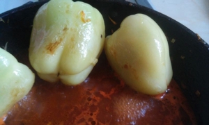 Перец фаршированный овощами в томатном соусе 