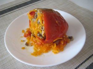 Перец фаршированный фаршем и грибами 