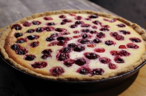 Песочный пирог с клюквой и творогом 