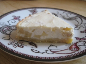 Песочный пирог с творогом и бананом 