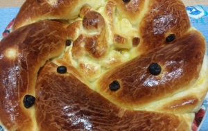 Пирог "Рождественский венок" с изюмом 