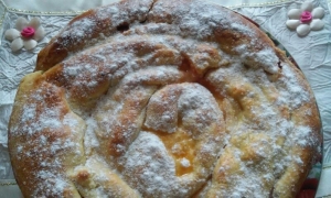 Пирог "Улитка" на кефире с ягодами 