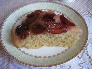 Пирог-перевертиш со сливами и карамелью 