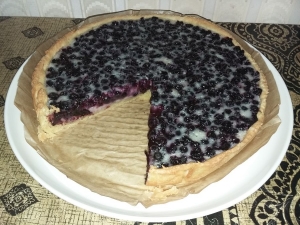 Пирог с черникой и сметанной заливкой 