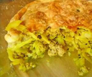 Пирог с фаршем и капустой из слоеного теста 