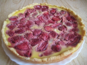 Пирог с клубникой и сметанной заливкой 