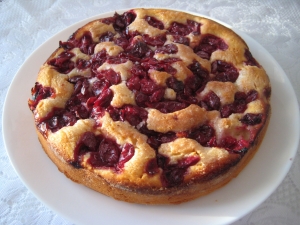 Пирог с вишней на кефире 