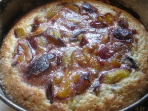 Пирог со сливами и заливкой 