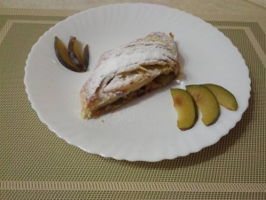 Пирог со сливами из слоеного теста 