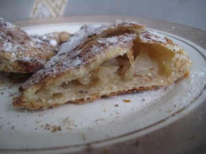 Пирожки из готового слоеного теста с яблоками и корицей завернутые в конвертики 