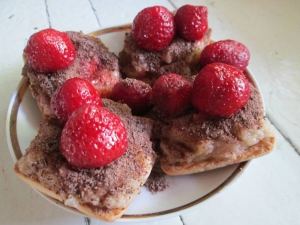 Пирожное из печенья с бананом и яблоком 