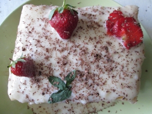 Пирожное из слоеного теста с заварным кремом 