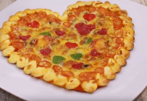 Пицца из слоеного теста с колбасой и грибами в духовке 