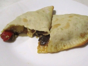 Пицца кальцоне с баклажанами и перцем 