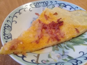 Пицца на кабачковом тесте на кефире с колбасой и сыром 