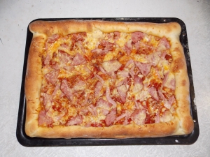 Пицца с колбасой и ветчиной (тесто с манкой) 