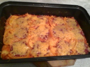 Пицца с колбасой салями и сыром 