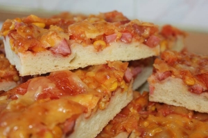 Пицца с кукурузой и колбасой на дрожжевом тесте 