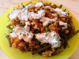 Полба с чесночными стрелками с луком и морковью 