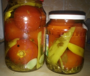 Помидоры консервированные с чесноком и перцем без стерилизации 