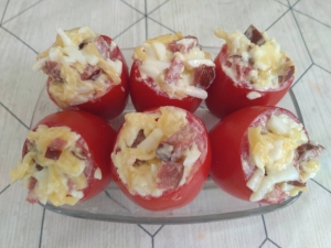 Помидоры фаршированные сыром и колбасой 
