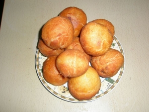 Пончики дрожжевые с начинкой внутри (вишней) 