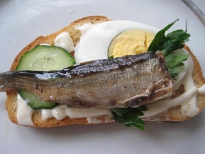 Бутерброды со шпротами и яйцом 