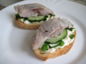 Праздничные простые бутерброды с селедкой и свежим огурцом 