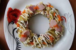 Праздничный салат "Рождественский венок" с ветчиной и грибами слоями 