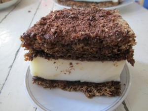 Простой бисквитный торт с манным кремом 