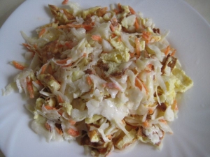 Простой и быстрый салат с капустой и омлетом без майонеза 