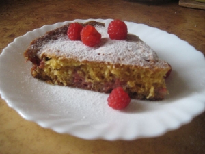 Простой летний пирог с малиной (шарлотка) 