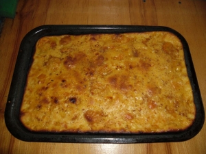 Простой пирог с абрикосами на молоке (шарлотка) 