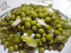 Простой салат с горошком и огурцами на скорую руку 