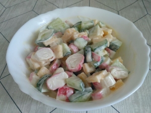 Простой салат с крабовыми палочками на скорую руку 