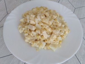 Простой салат с кукурузой, сыром и яйцами на каждый день 