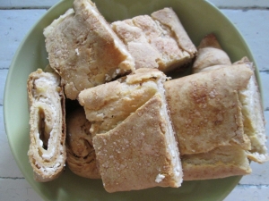 Простой творожный рулет с начинкой 