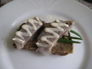 Простые бутерброды с селедкой и горчицей на праздник 