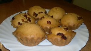 Простые кексы с изюмом на сметане с маслом в формочках 