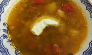 Рассольник с огурцами, уткой и фасолью 