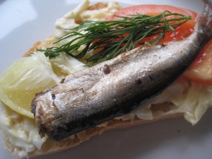 Бутерброды со шпротами и чесноком на праздник 