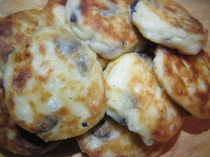 Сырники из творога с изюмом 