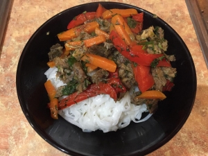 Рисовая лапша с говядиной и овощами 