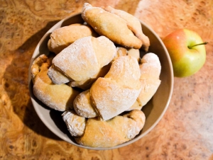 Рогалики с яблоками и корицей на сухих дрожжах 